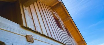 Detailní pohled na dřevěný krov